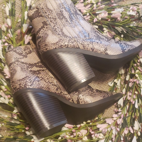 Just fab snakeskin booties size 5.5 - Picture 4 of 7